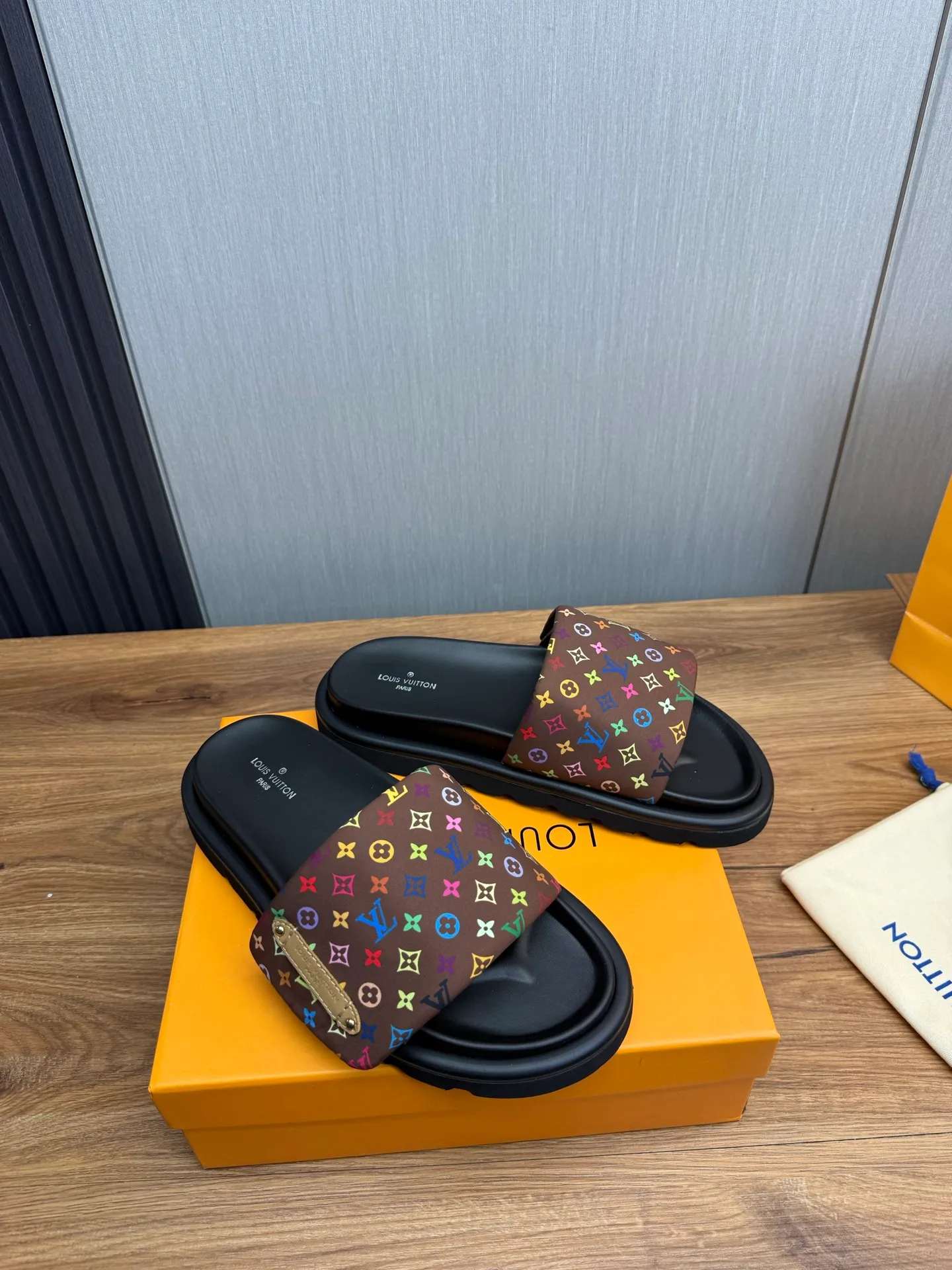 Men's shoes 💰360💰 Lv. hot selling men's slippers 🔥 🩴Official website one to one production 38-45 sizes 45 46 🉑️Customized!